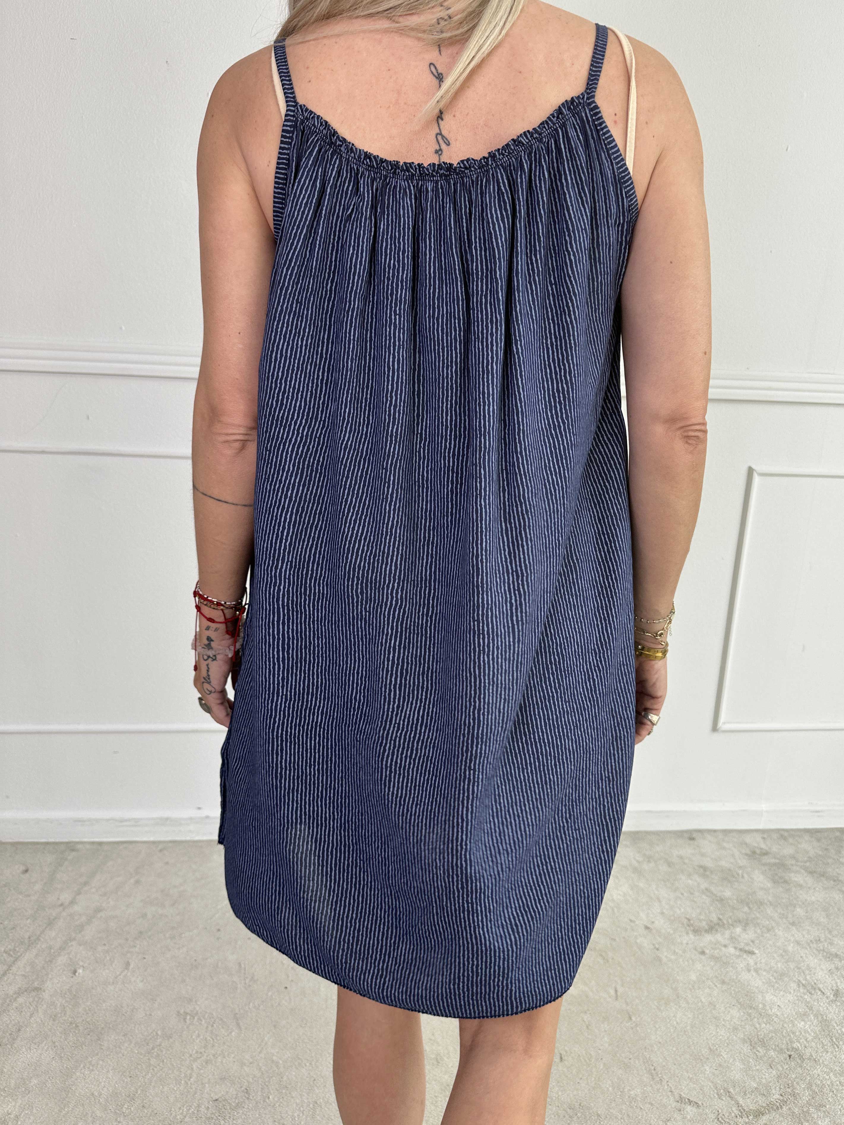 Afina - Stropkjole i viskose med tynde striber